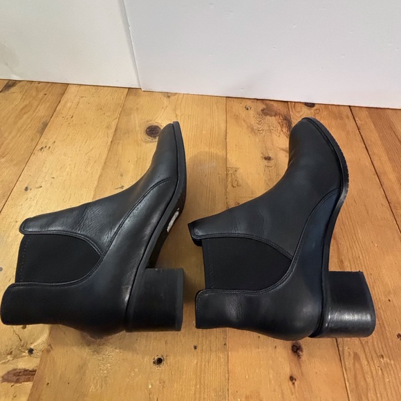 Clarks Ankle Charming Lola Women’s Booties Boots SZ 8 M, Black Leather Pointed - Picture 3 of 15